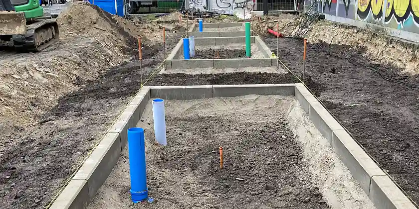 Bauarbeiten - fertiger Rahmen für Bäume