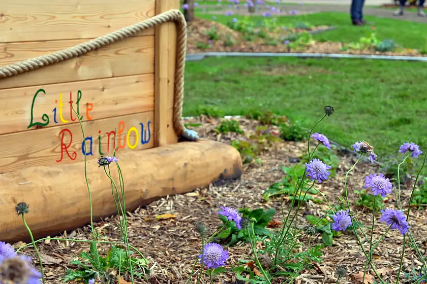 Boot mit Namen "Little Rainbow" auf dem Kindergrabfeld