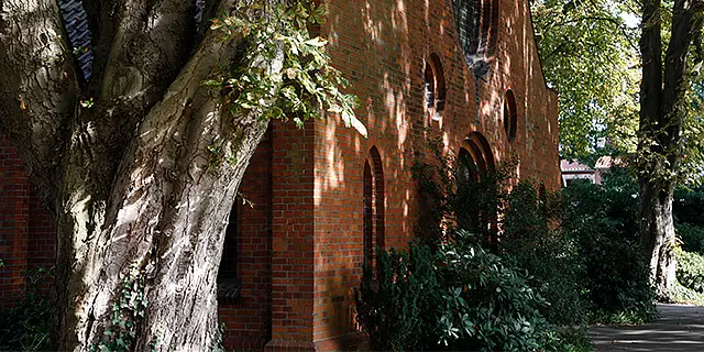 Eingang einer Friedhofskapelle