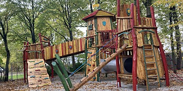 Dieses Bild zeigt die Kletterspielburg für die Grundschule am Bunnsackerweg