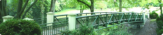Holzbrücke in einem Park