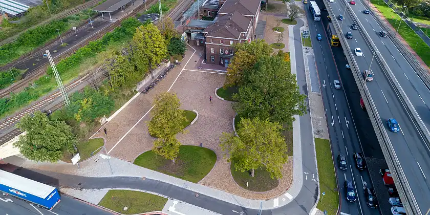 Neustadtsbahnhof, Vogelperspektive - Fokus auf Platz