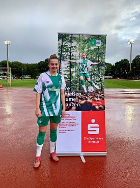 Die Spielerin Nina Lührßen vor ihrem Kampagnenmotiv Tore schießen, Bäume pflanzen nach dem 1:1-Spiel gegen den 1. FFC Turbine Potsdam.