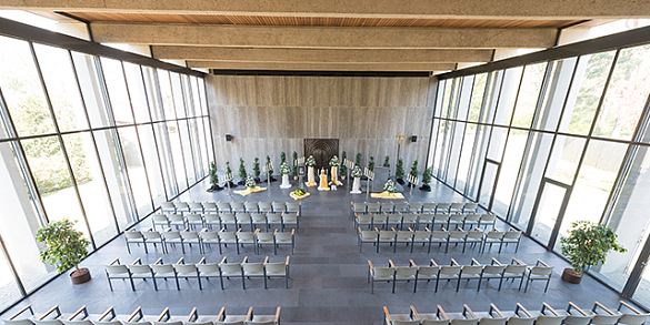 Bild einer Feierhalle auf einem Friedhof