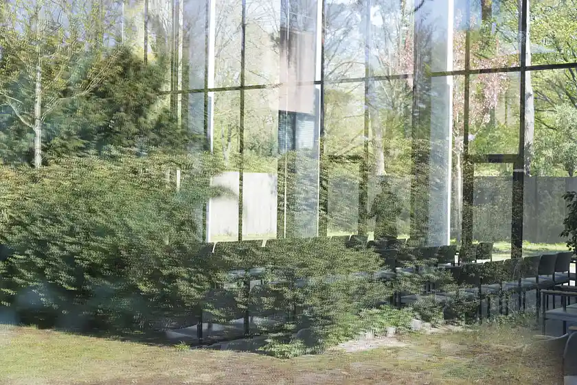 Blick von Außen durch die Scheiben in die Halle des Krematoriums.