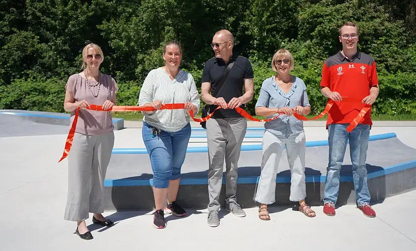 Er&ouml;ffnung der Skateanlage durch ein Durchreissen eines roten Bands mit Vertretern und Vertreterinnen vom Umweltbetrieb Bremen, der Senatorin f&uuml;r Bau, Mobilit&auml;t und Stadtentwicklung, Amt f&uuml;r Soziale Dienste und Ortsamt Huchting