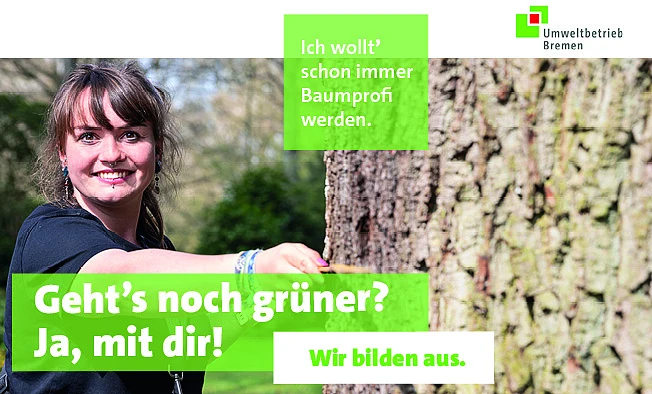 Gärtnerin misst Baum mit Zollstock