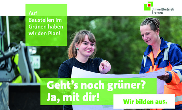 Zwei Gärtnerinnen lesen einen Plan auf einer Baustelle