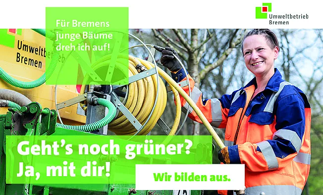 Gärtnerin bereitet Baumwässerung  mit Schlauch vor 