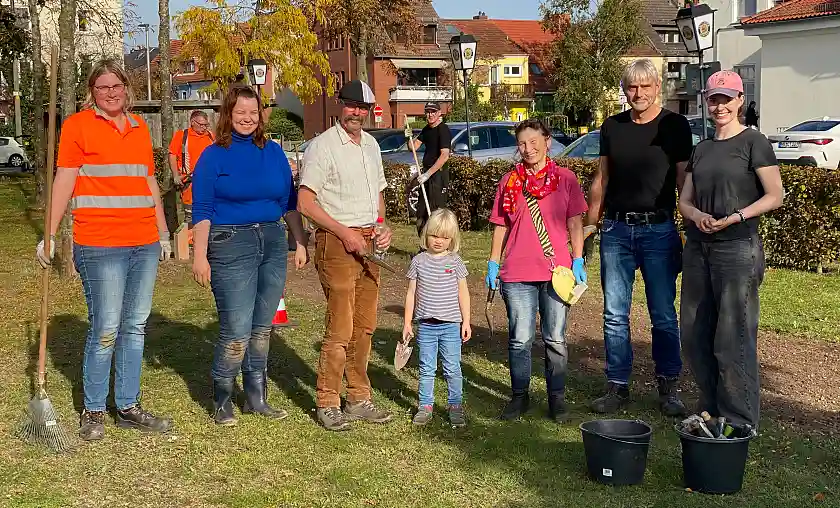 Gruppenbild bei der Pflanzaktion am Hastedter Park am Weserwehr 