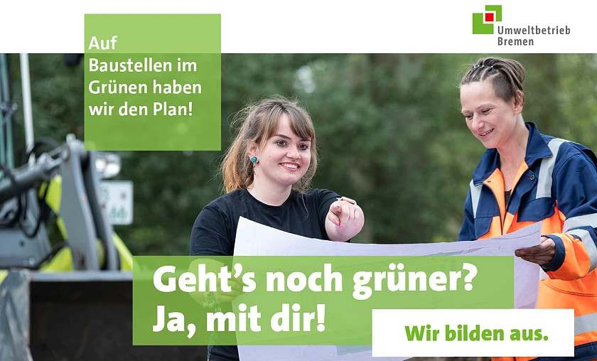 Zwei G&auml;rtnerinnen lesen einen Plan auf einer Baustelle