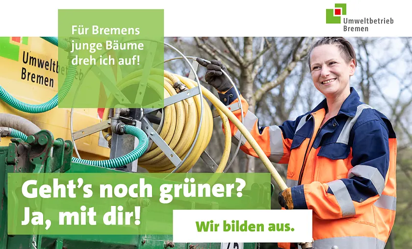 G&auml;rtnerin bereitet Baumw&auml;sserung  mit Schlauch vor 