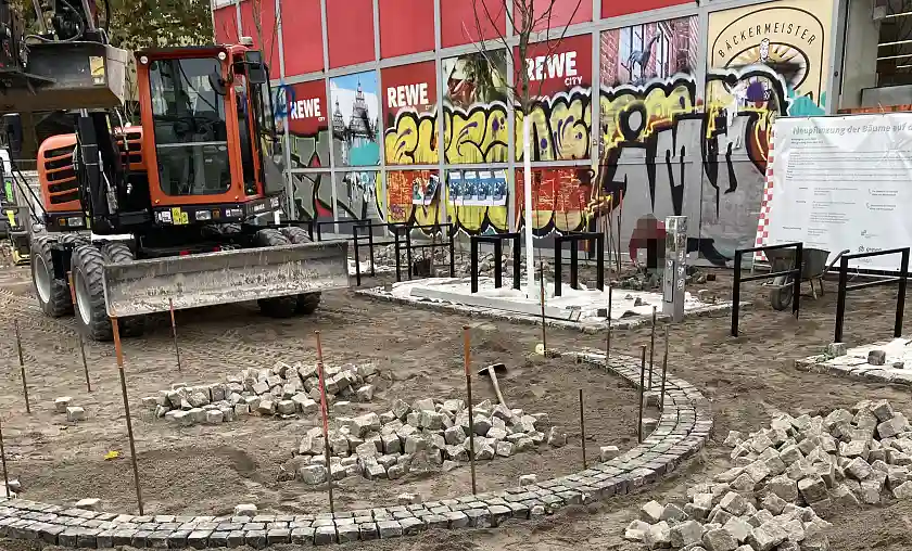 Pflasterungsarbeiten zur Aufwertung des Delmemarkts. 