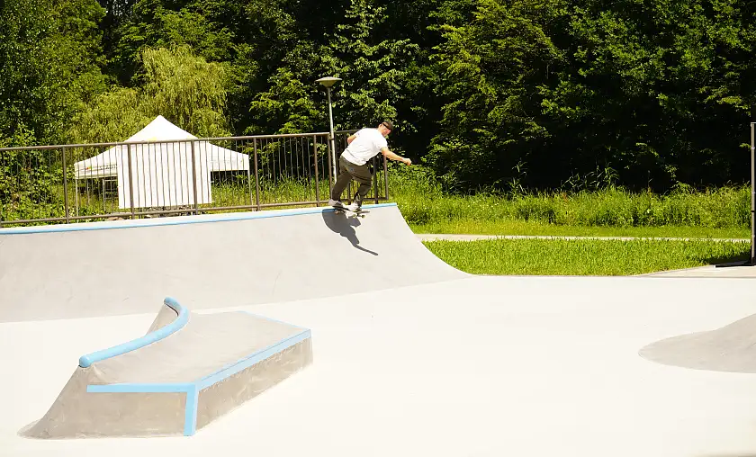Ein Skater nutzt die Anlage. 