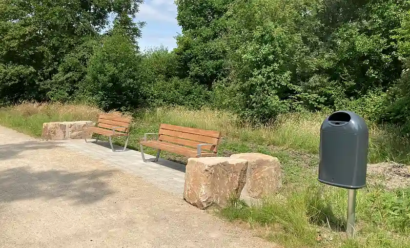 Ausstattungsbeispiel In den Wischen: B&auml;nke und M&uuml;lleimer