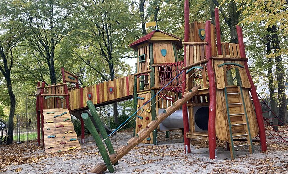Das Bild zeigt die Kletterspielburg für die Grundschule am Bunnsackerweg