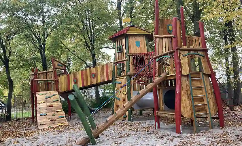 Das Bild zeigt die Kletterspielburg für die Grundschule am Bunnsackerweg