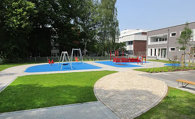 Ein moderner Kinderspielplatz.
