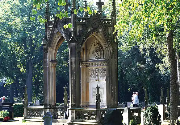 Eine alte, prunkvolle Grabstätte