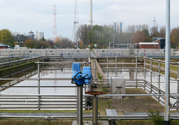 Bild eines Klärbeckens einer Abwasseranlage.