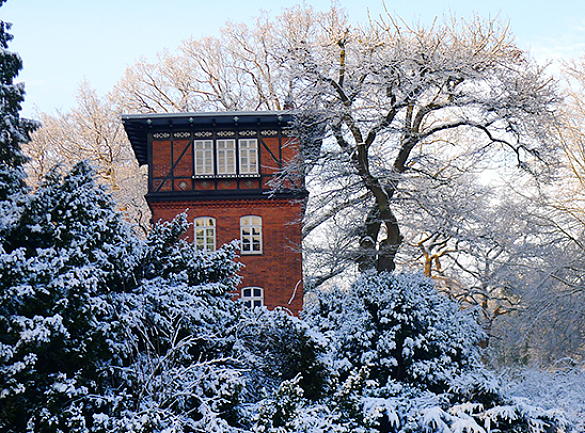 Winterbild von einem historischen Gebäude im Knoops Park