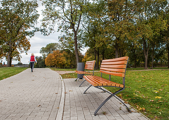 Zwei leere Parkbänke im Park