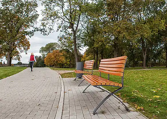Zwei leere Parkbänke im Park