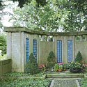 Urnenmauer auf einem Friedhof