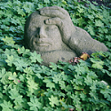 Buddha-Statue eingebettet in Blättern